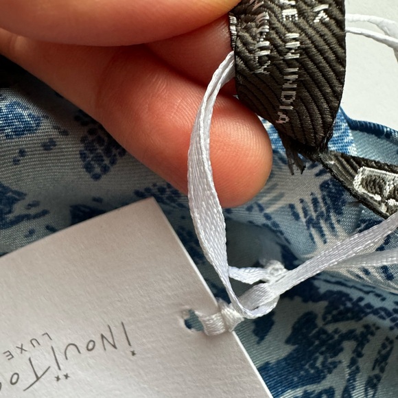 Inoui Toosh Luxe 100% Silk Scarf 70*70 Cm NWT - Picture 4 of 4